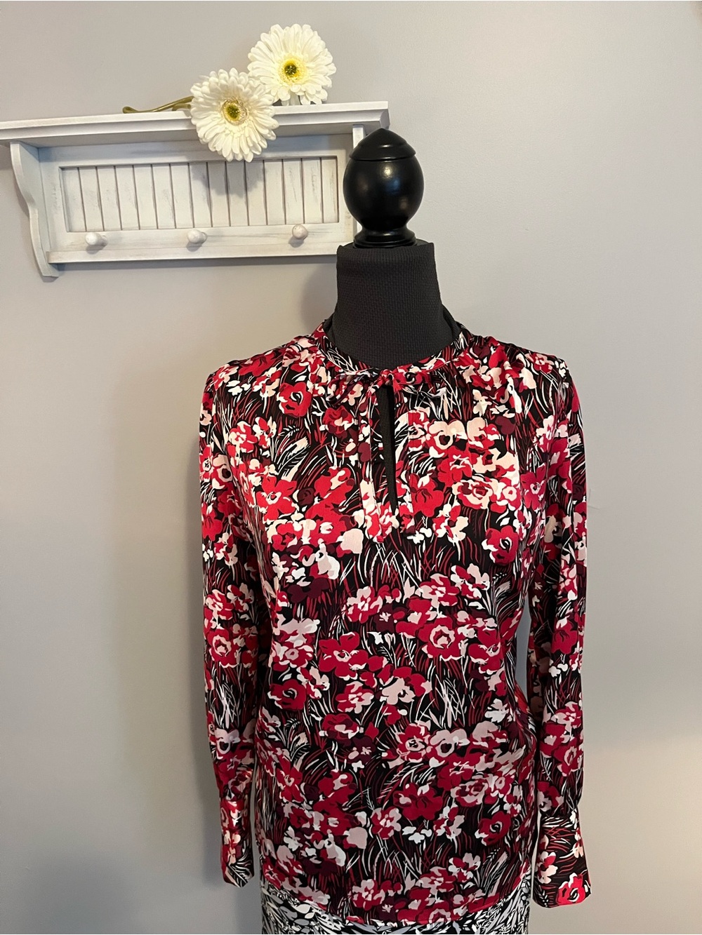 Ann Taylor Factory Red & Black Floral Tie-Neck Blouse EUC